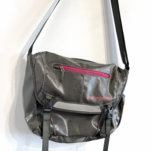 Patagonia Black Hole Mini Messenger 12L travel outdoors grey pink buckle closure - Picture 3 of 16